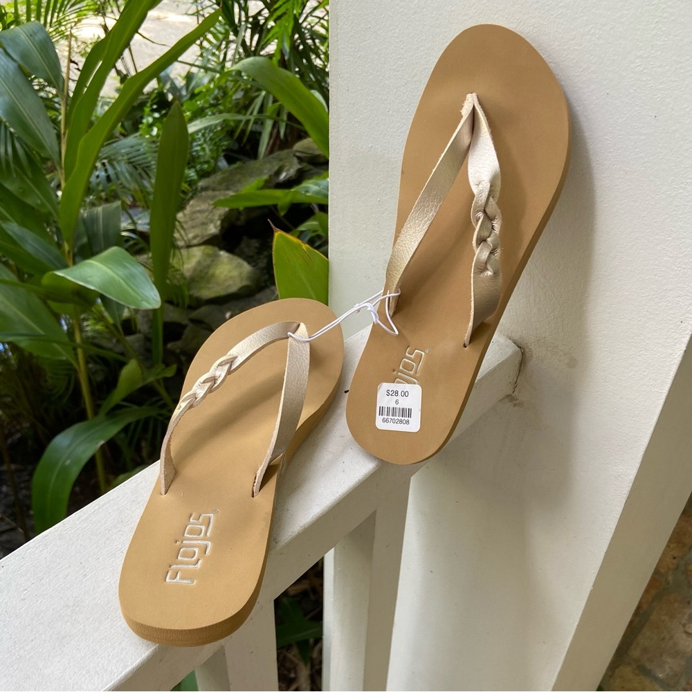 NWT FLOJOS  
SERENITY FLIP FLOP CHAMPAGNE